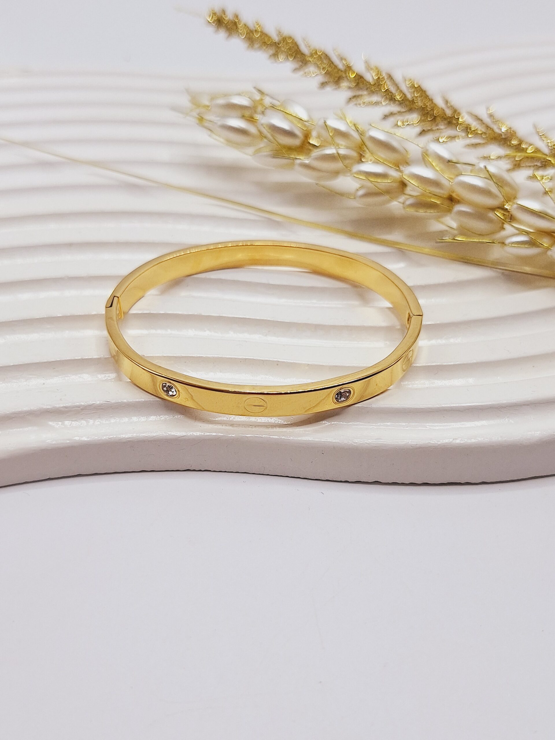 دستبند النگویی نگین دار طلایی