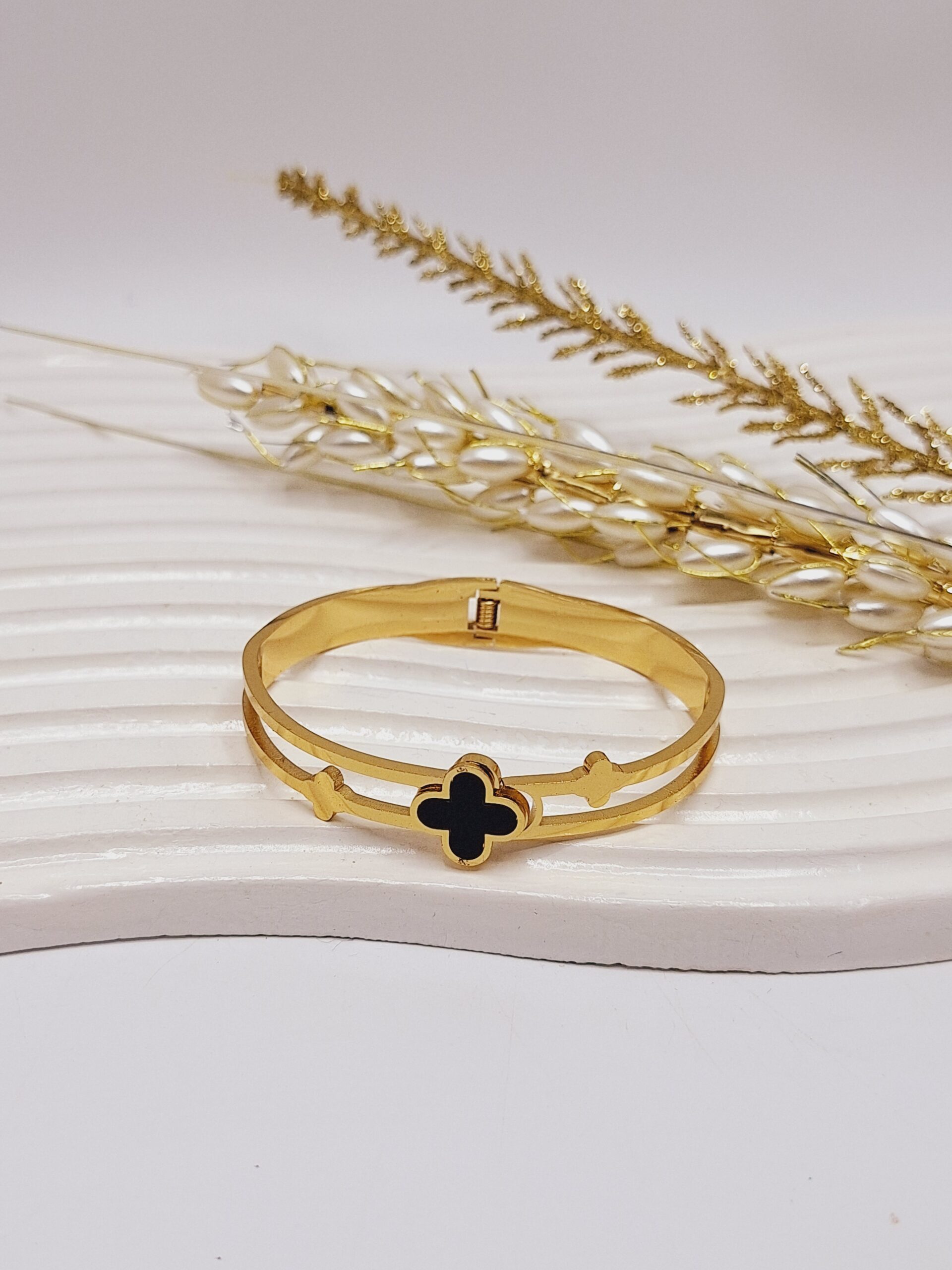 دستبند طلایی طرح ونکلیف تک مشکی