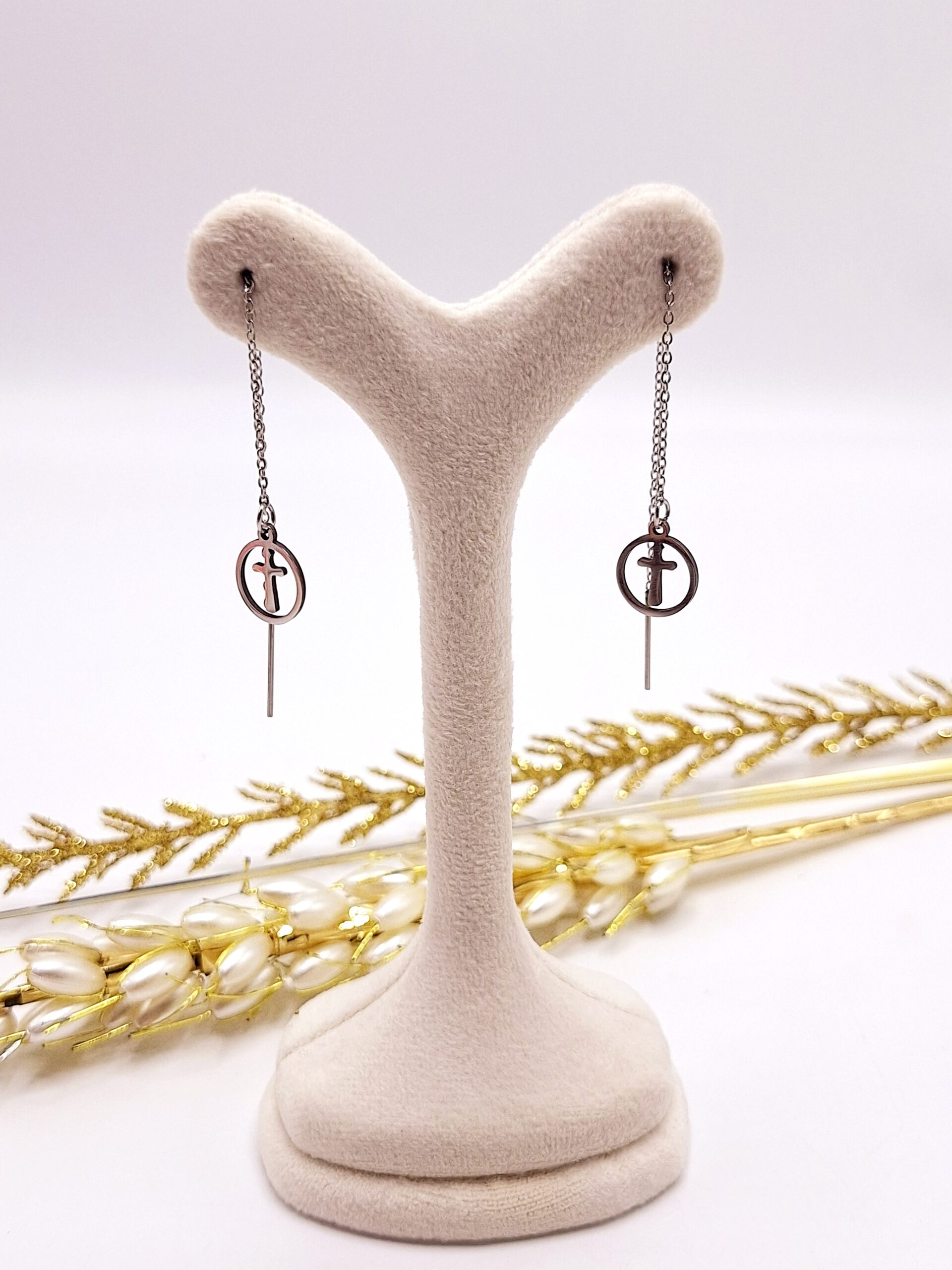 گوشواره بخیه ای طرح صلیب دایره ای