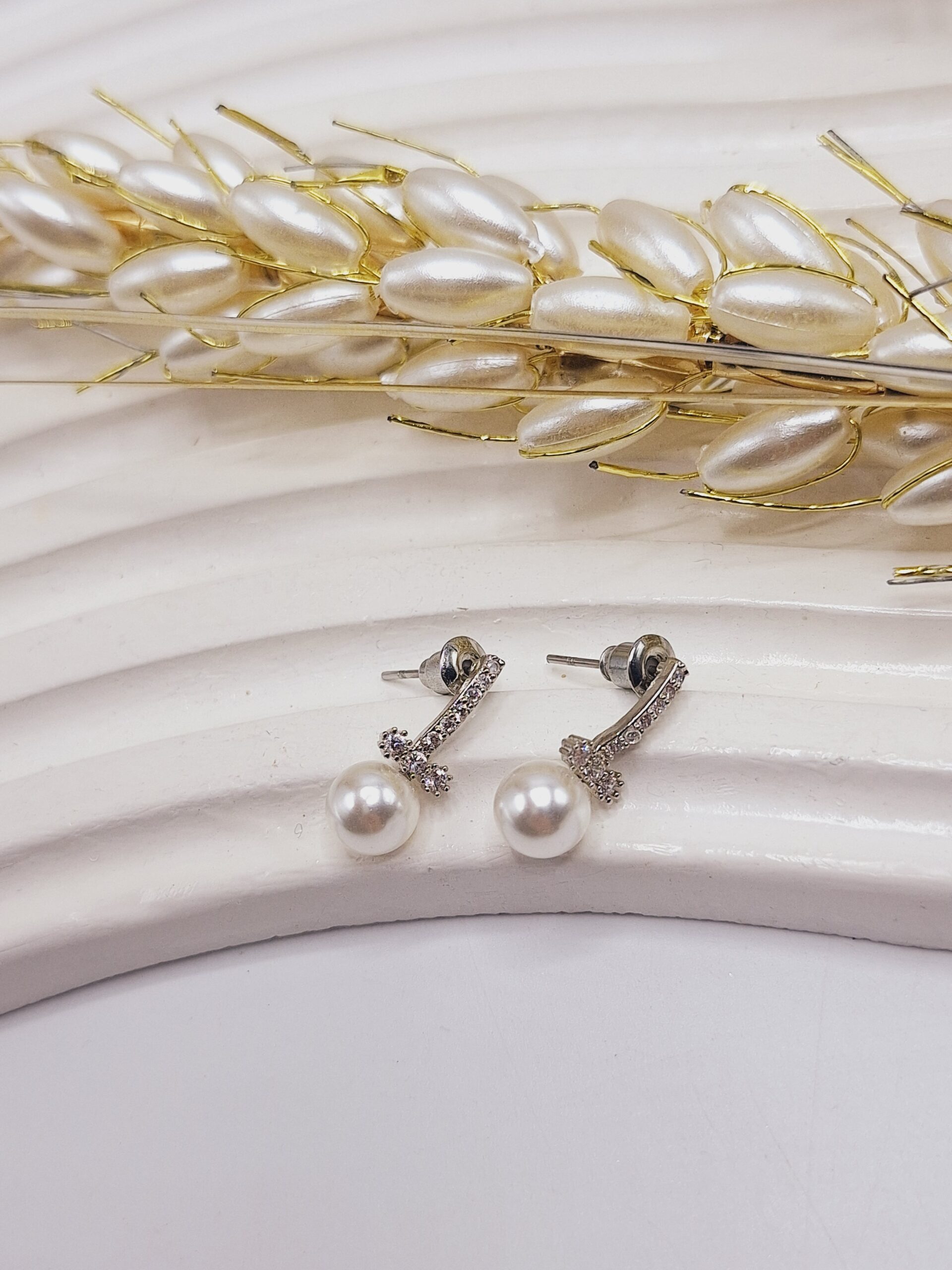 گوشواره مراوریدی میخی رنگ نقره ای کد 05007