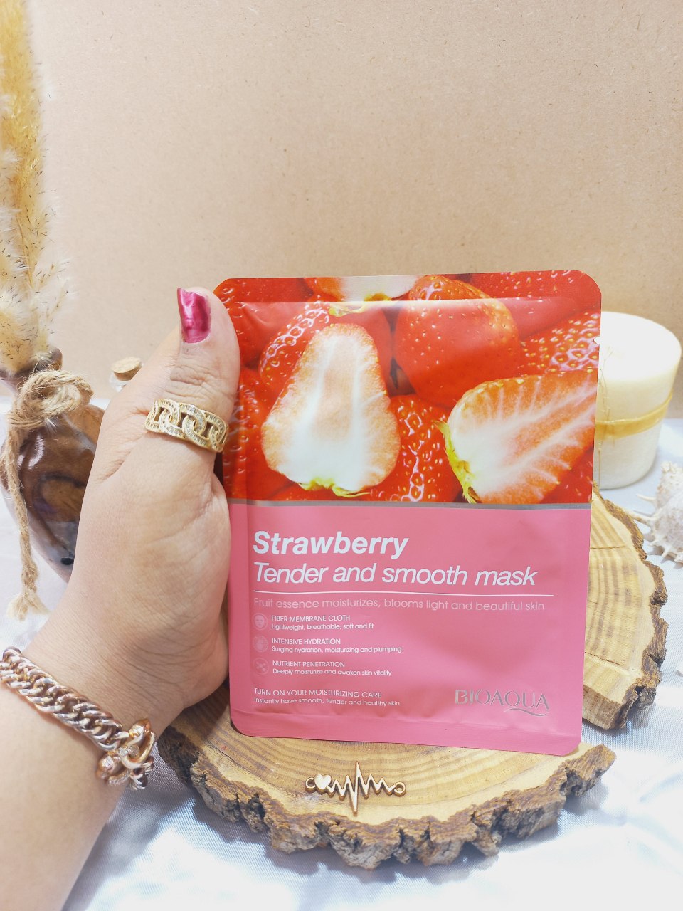 ماسک ورقه ای ضد چین و چروک روشن و سفت کننده پوست توت فرنگی بیوآکوا BIOAQUA  کد BQY81235