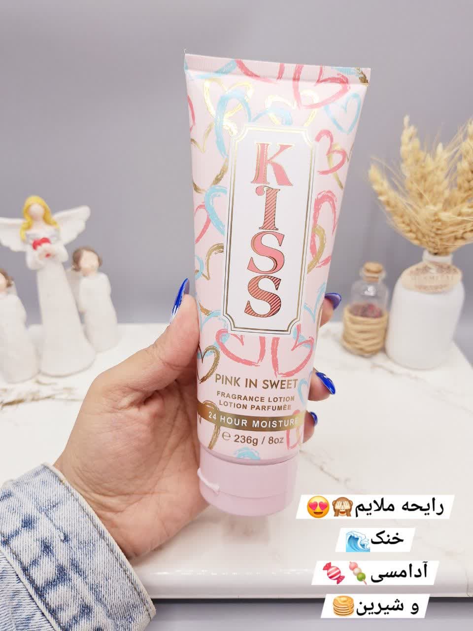 لوسیون عطری قلبی فوق العاده خوشبو و آبرسان برند PINK IN SWEET حجم 236 گرم مدل KISS کد 7481