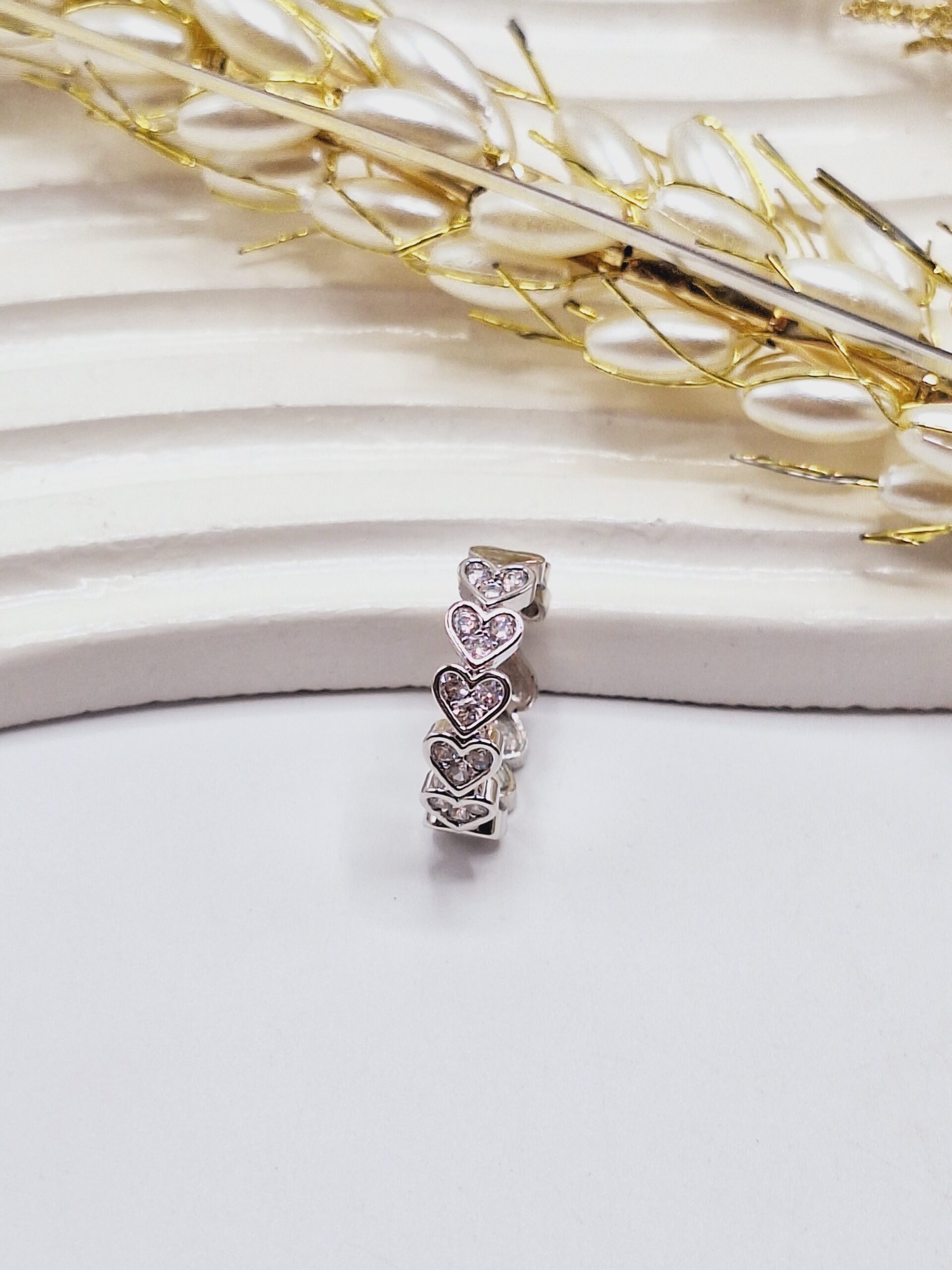 انگشتر پینترستی دور تا دور قلب نگین دار زیبا