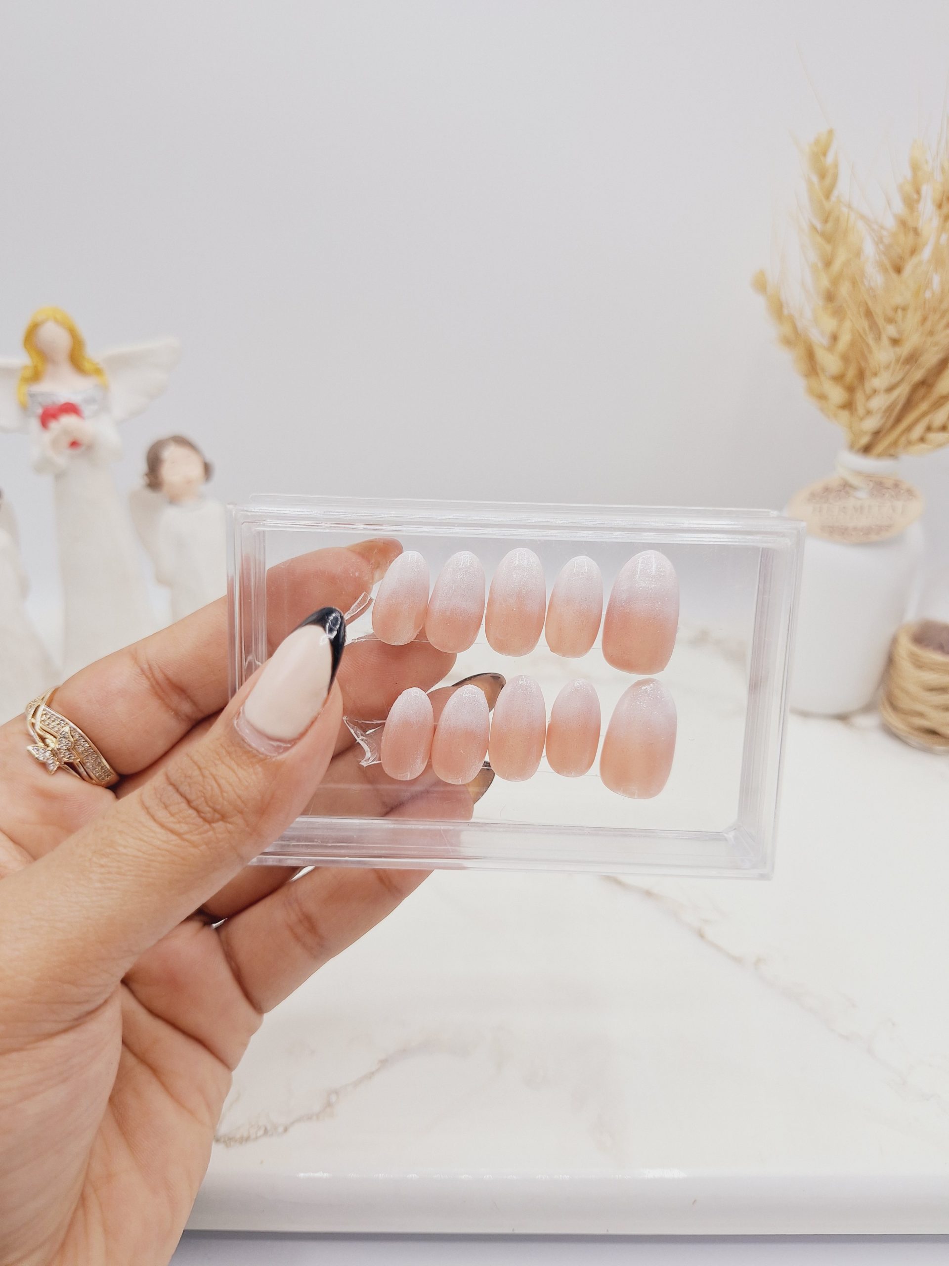 ناخن مصنوعی با مواد کاشت مدل ساده رنگ کرم و سفید شاین دار (به همراه پک اختصاصی)