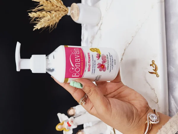 کرم مرطوب کننده پمپی دست و صورت رایحه گل های صحرایی برند بناوان BONAVAN