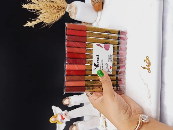 رژ مدادی با کیفیت ورسای Versai پوکه طلایی درب مشکی (اصلی) بسته 12 عددی