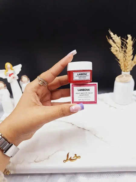 کرم کاسه ای مرطوب کننده دور چشم دانه انگور قرمز لانبنا LANVENA کد LB0533