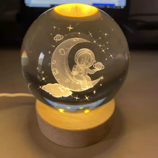 چراغ خواب گوی کریستالی فوق العاده زیبا طرح ماه و فضانورد