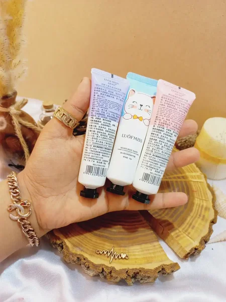 کرم دست طرح گربه مرطوب کننده و آبرسان 30 گرم  لوفامیس LUOFAMISS