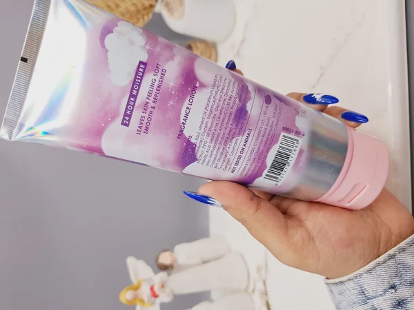 لوسیون عطری فرشته فوق العاده خوشبو و آبرسان برند PINK IN SWEET حجم 236 گرم مدل Love Smell کد 7688