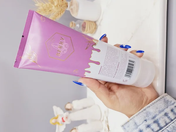 لوسیون عطری فوق العاده خوشبو و آبرسان برند PINK IN SWEET حجم 236 گرم مدل SWEET CAKE BLUEBERRY کد 5234