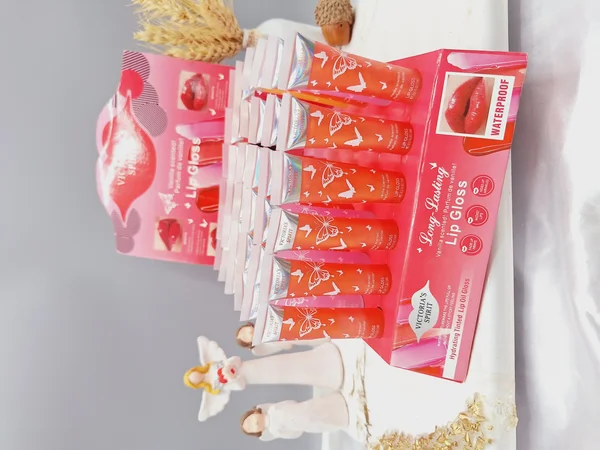 لیپ گلاس تیوپی شاین دار طرح پروانه از برند ویکتوریا اسپریت