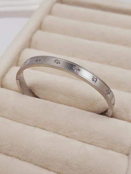 دستبند بنگال نقره ای نگین دار طرح گل استیل