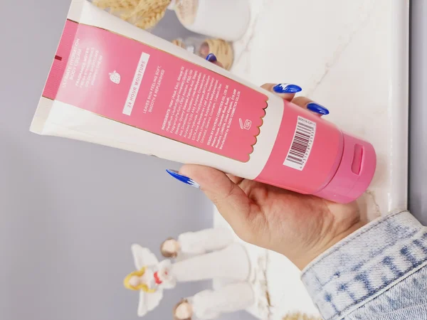 لوسیون عطری فوق العاده خوشبو و آبرسان برند PINK IN SWEET حجم 236 گرم مدل STRAWBERRY POUND CAKE کد 5333