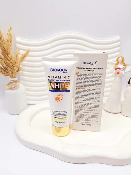 فوم شستشو روشن کننده و لیفت کننده ویتامین سی بیوآکوا کد 88609