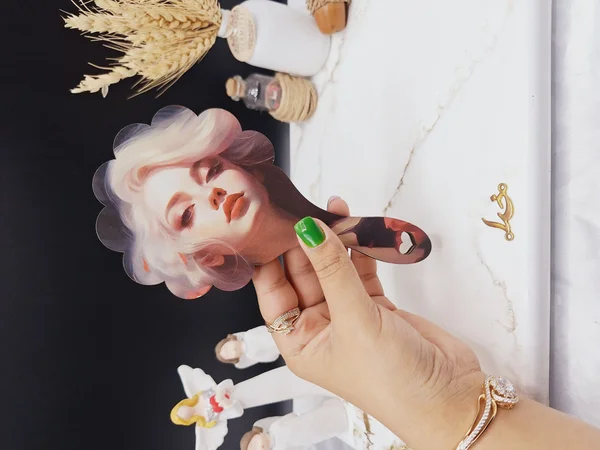 آینه چوبی دسته دار گل مدل دخترانه  طرح دوم