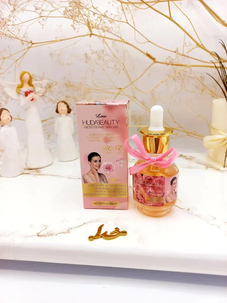 سرم و پرایمر مغذی جوان کننده صورت گل رز هدی بیوتی HUDABEAUTY کد HD826009
