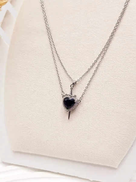 گردنبند پینترستی طرح قلب و شمشیر (رنگ مشکی )