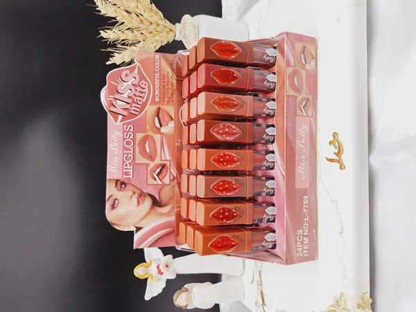 پک 8 تایی رژ مایع طرح لب برند میس بیوتی Miss Betty کد L_7759