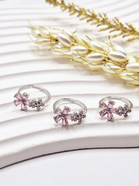 انگشتر جواهری طرح گل صورتی نگین دار فری سایز