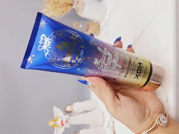 لوسیون بدن XQM حاوی ترکیبات مرطوب کننده و نرم کننده رایحه کارامل و نارگیل کد 0407