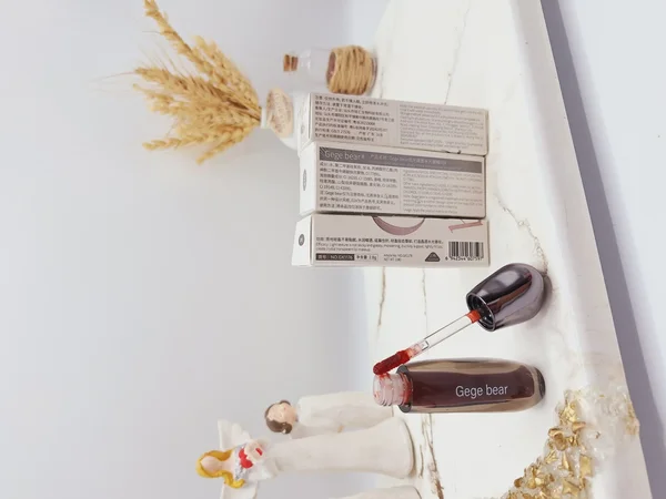 لیپ گلاس خیس پرطرفدار برند Gege beae کد 2325 (کارتن سفید و نارنجی)