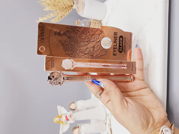 خط چشم ماژیکی ضد آب سلطنتی طرح طاووس همراه آینه فوق لاکچری برند ‏QIANXIU‏ کد 259