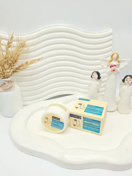 کرم ضد پیری و سفید کننده صورت برند مکس لیدی کد 4704