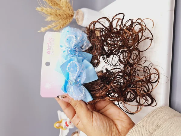 گیره مو دخترونه پاپیون طرح گل مرواريدی با موی مصنوعی (کارت دوتایی)