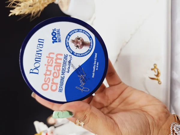 کرم مرطوب کننده کاسه ای دست و صورت شتر مرغ بناوان حاوی ویتامین E کد 6572