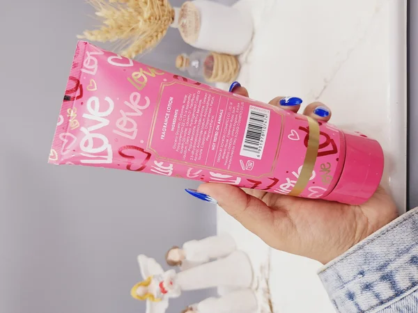 لوسیون عطری قلبی فوق العاده خوشبو و آبرسان برند PINK IN SWEET حجم 236 گرم مدل LOVE کد 7474