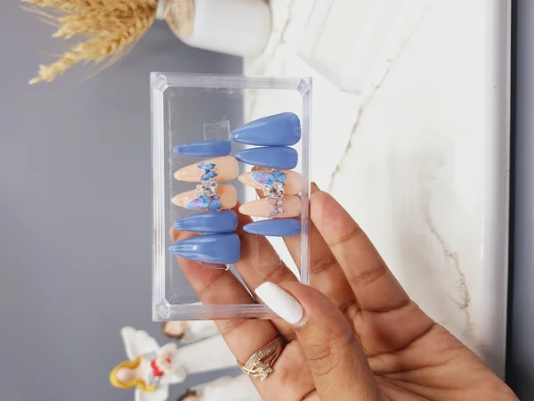 ناخن مصنوعی با مواد کاشت درجه ۱ طرح پروانه کرم و سورمه ای(به همراه پک اختصاصی)