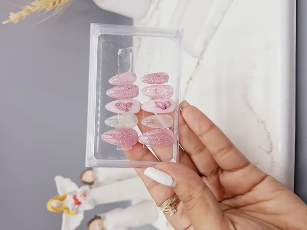 ناخن مصنوعی با مواد کاشت درجه ۱ طرح پروانه شاین دار رنگ سفید و صورتی ملیح (به همراه پک اختصاصی)