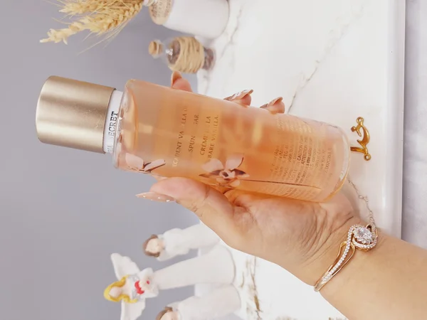 بادی اسپلش 250 ml ویکتوریا سکرت مدل Bare Vanilla LA CAE اورجینال