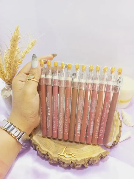 رژ مدادی تراش دار درب زرد پرطرفدار هدی بیوتی HUDABEAUTY