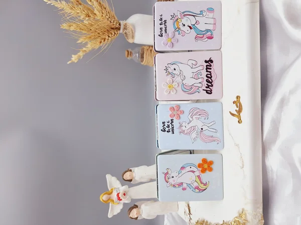 آینه آرایشی مدل مستطیل طرح اسب تک شاخ گلدوزی شده