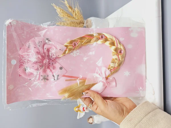 گیره موی دخترانه با موی اکستنشن نسکافه ای طرح پاپیون و نگین السا