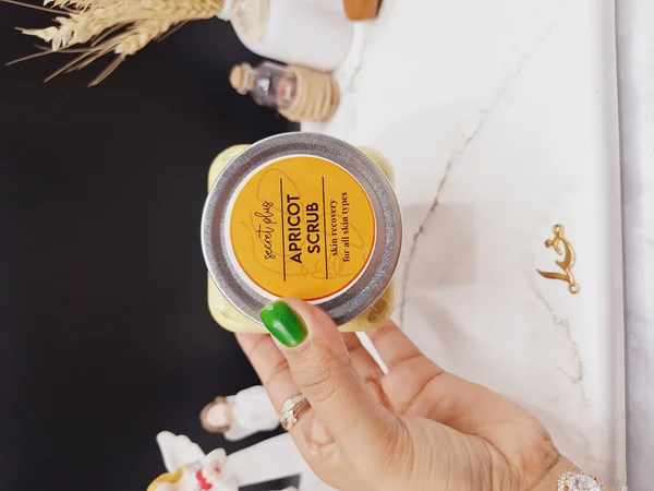 اسکراب لایه بردار تیرگی رایحه زردآلو APRICOT SCRUB برند secret plus حجم 500ml