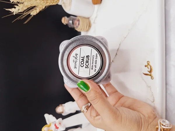 اسکراب لایه بردار تیرگی رایحه ذغال سنگ COAL SCRUB برند secret plus حجم 500ml