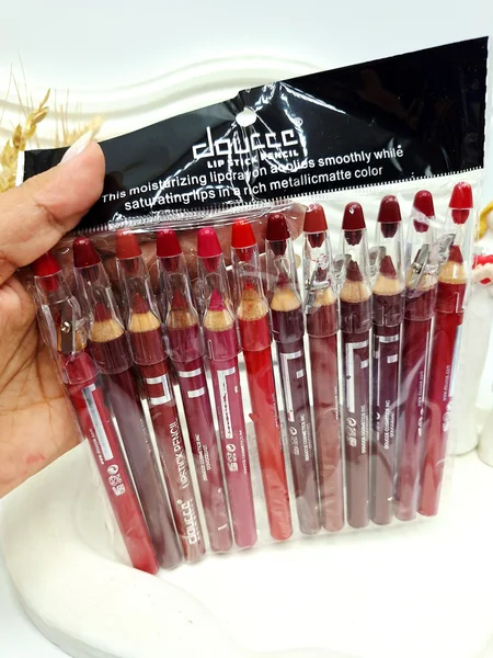 پک 12 تایی رژ مدادی برند دوسه تراش دار doucce کد 4839