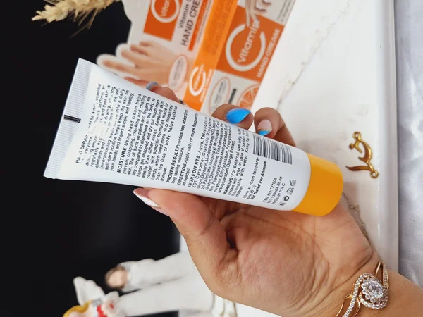 کرم دست حرفه ای روشن کننده دارای ویتامین سی برند تاپ لیدی Top Lady کد T27008