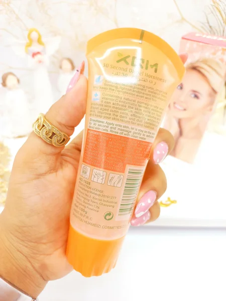 ژل اسکراب لایه بردار و روشن کننده فوری 30 ثانیه ای صورت و بدن(پرتقال و انار) XQM کد 0484