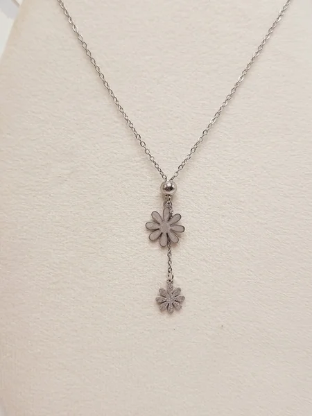 ست گوشواره و گردنبند طرح گل نقره ای استیل