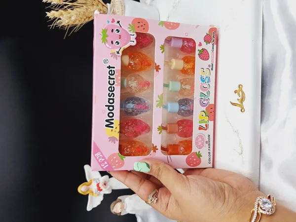 لیپ گلاس طرح توت فرنگی مدا سکرت Moda Secret کد YL_33260