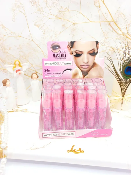 ژل حالت دهنده مژه و ابرو مات هدا بیوتی MATTE HUDA BEAUTY (صورتی) کد M8463
