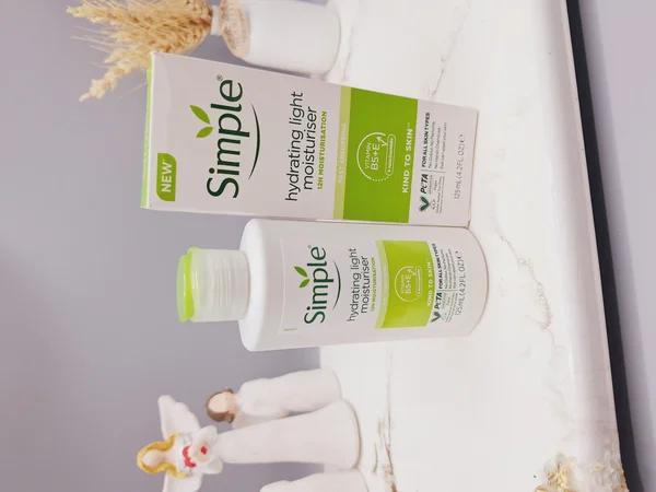 کرم آبرسان صورت سیمپل لایت ۱۲ ساعته 125 میل آبرسان قوی اصل کد 3931