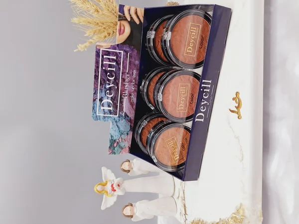 رژگونه پرطرفدار دایره ای برند دیسیل Deycill کد 22178