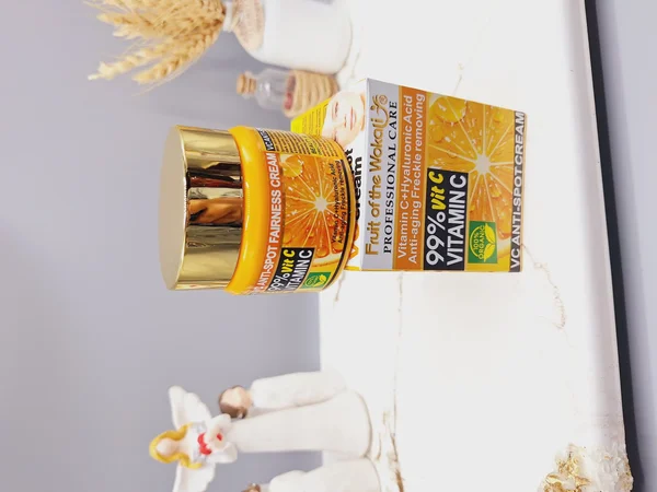 کرم ضدلک ویتامین C + اسید هیالورونیک ضد پیری و رفع کک و مک برند وکالی اصلی کد 716