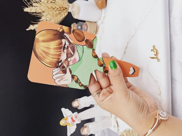 آینه چوبی دسته دار مکعب مدل دخترانه طرح اول