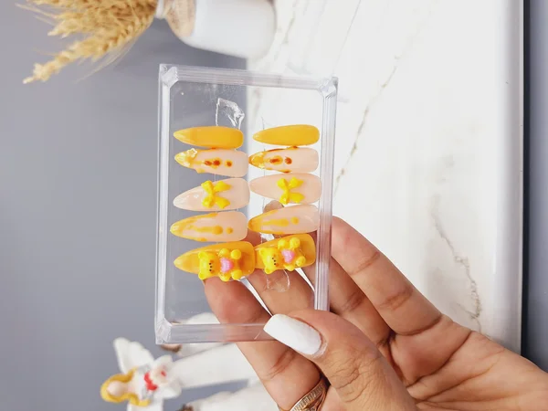 ناخن مصنوعی با مواد کاشت درجه ۱ طرح خرس و پاپیون زرد (به همراه پک اختصاصی)